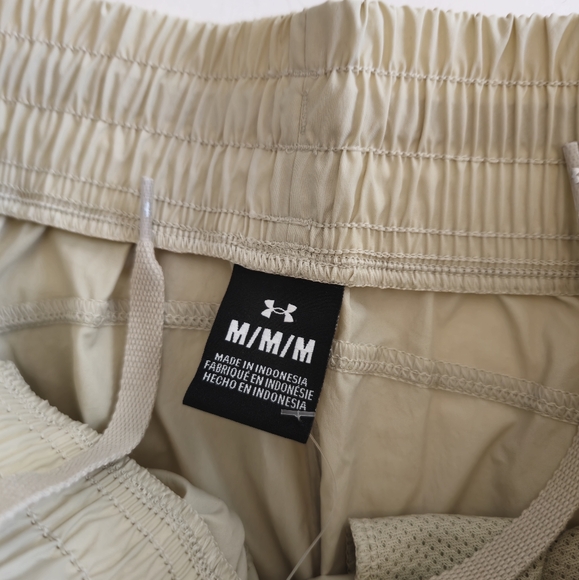 NWT Under Armour Women's Flex Woven 3" Crinkle Loose Shorts Khaki Size Medium - Picture 10 of 13